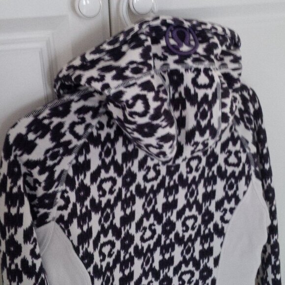 Lululemon Size 8 Ladies Athletica Zip-Up Hoodie, Black/Grey - Picture 4 of 7